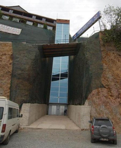 Müşterileri için dağı deldi