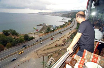 Müşterileri için dağı deldi