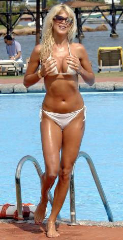 Victoria Silvstedtten bikini şov