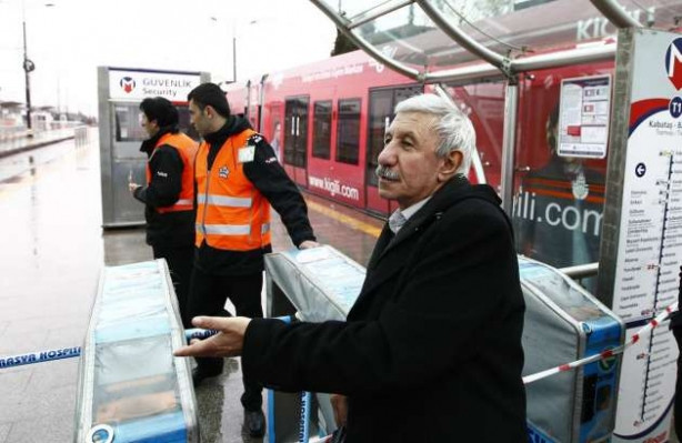Elektrikler kesildi İstanbul'da metro ve tramvay seferleri durdu