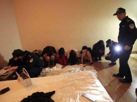 Genelev ve gece kulüplerine şok baskın
