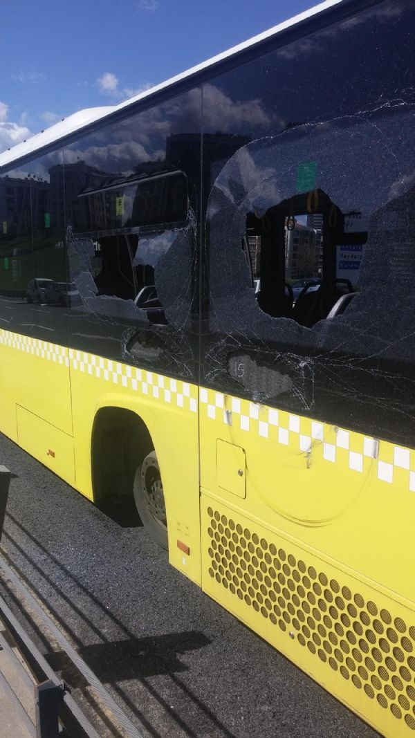 E-5'te inanılmaz kaza! Metrobüsün tekeri...