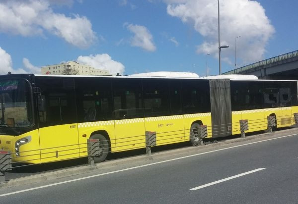 E-5'te inanılmaz kaza! Metrobüsün tekeri...
