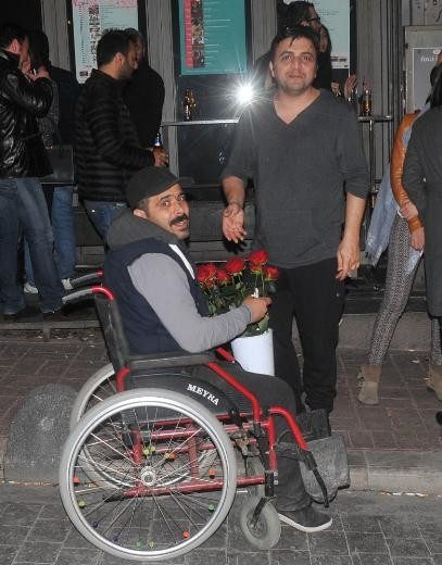 Şinasi Yurtsever'den sevgilisine jest