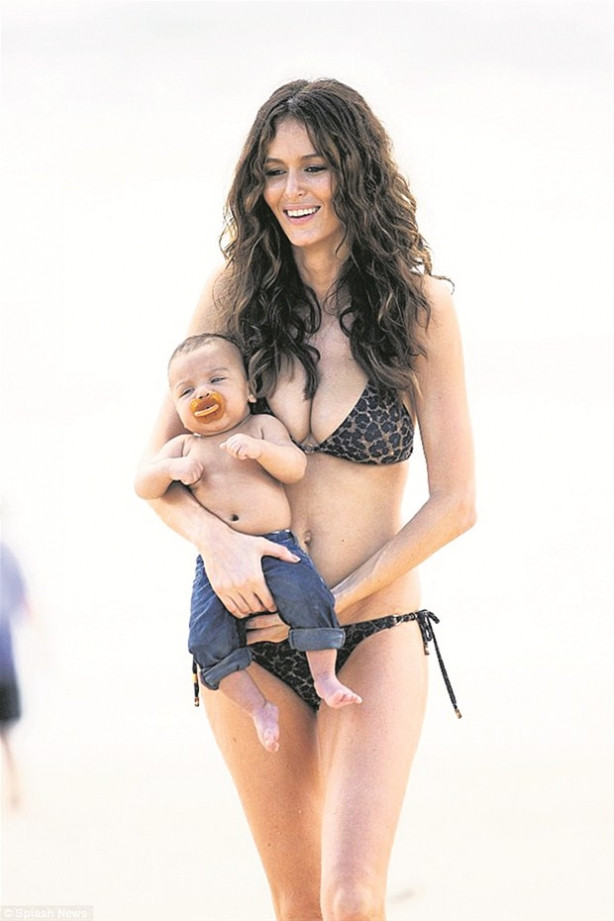 Nicole Trunfio, 3 aylık oğluyla plajda görüntülendi