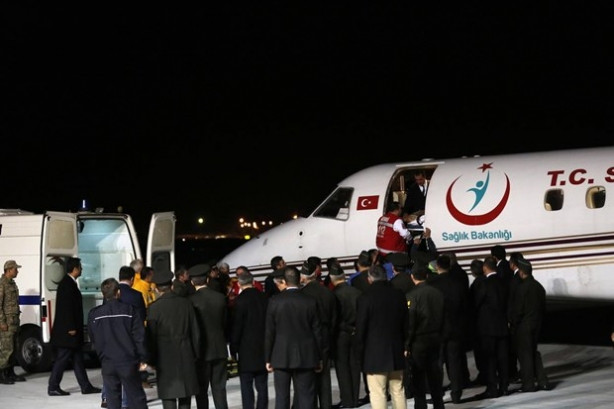 Yaralı askerler ambulans uçakla Ankara'ya getirildi