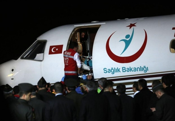 Yaralı askerler ambulans uçakla Ankara'ya getirildi