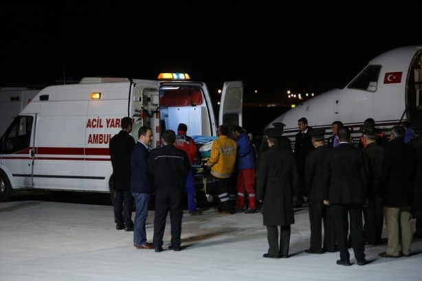 Yaralı askerler ambulans uçakla Ankara'ya getirildi