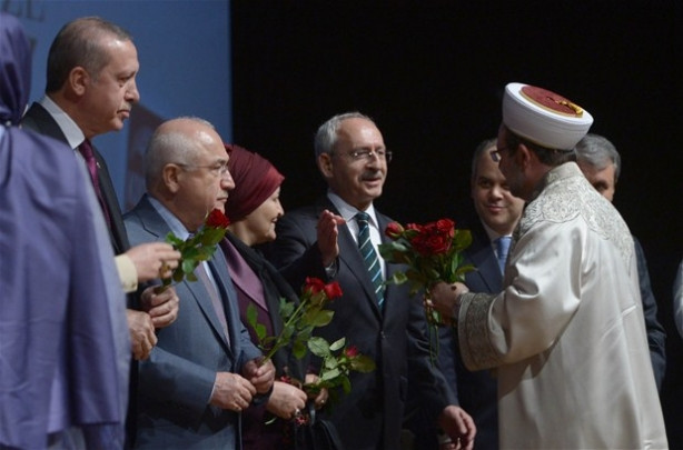 Başbakan ile Kılıçdaroğlu'nun gül jesti