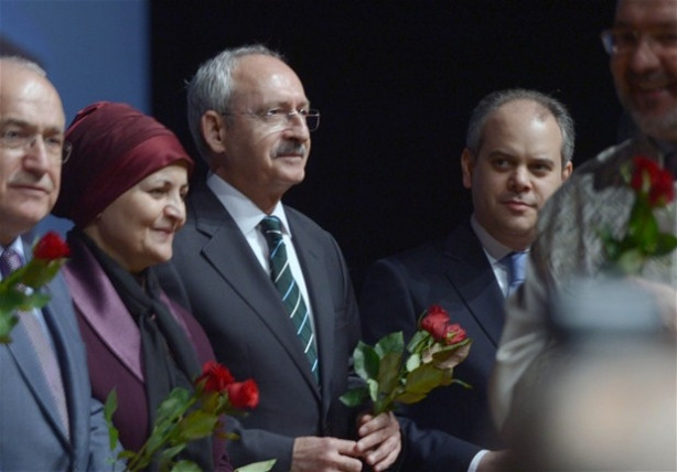 Başbakan ile Kılıçdaroğlu'nun gül jesti