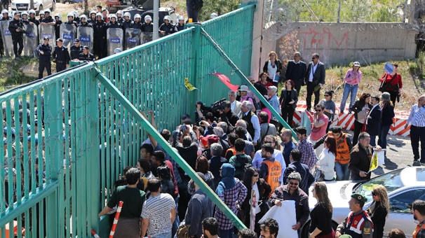 Mersin'de olaylı temel atma töreni