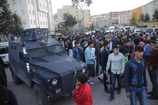 Polis akrebi yayaya çarpınca Cizre gerildi
