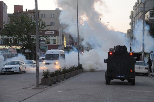 Polis akrebi yayaya çarpınca Cizre gerildi