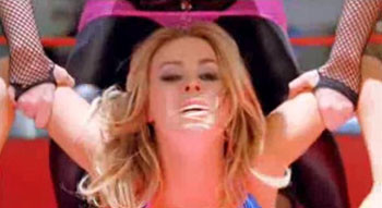 Carmen Electra ve Kim Kardashiandan kedi dalaşı