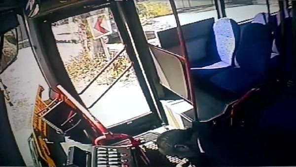Halk otobüsünün 2 kadını ezdiği kaza kamerada