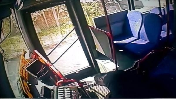 Halk otobüsünün 2 kadını ezdiği kaza kamerada
