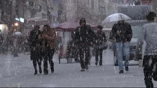 Dolu Taksim'i beyaza bürüdü