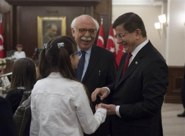 Başbakan Davutoğlu, koltuğunu Pelinsu'ya devretti