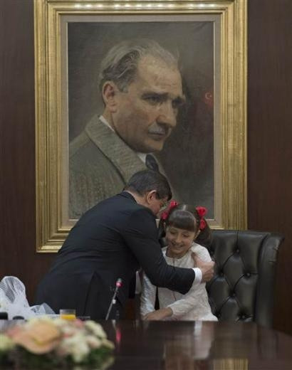 Başbakan Davutoğlu, koltuğunu Pelinsu'ya devretti