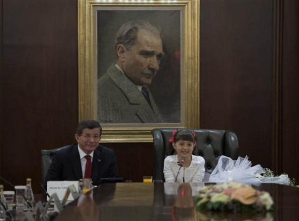 Başbakan Davutoğlu, koltuğunu Pelinsu'ya devretti