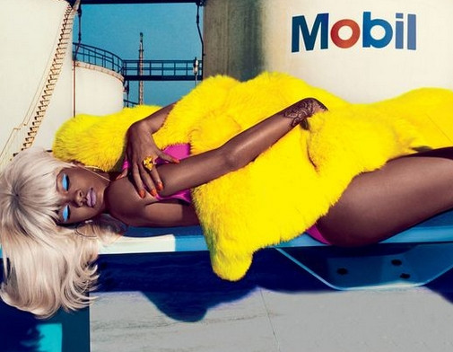 Rihanna yine üstsüz poz verdi