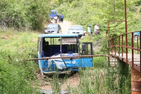 Öğrenci otobüsü uçuruma yuvarlandı!