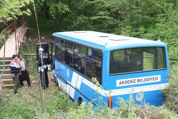 Öğrenci otobüsü uçuruma yuvarlandı!
