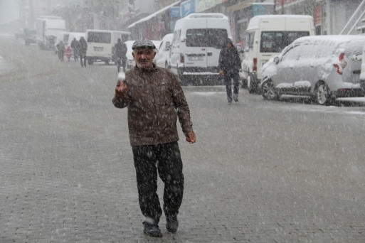 Nisan bitiyor kar bitmiyor