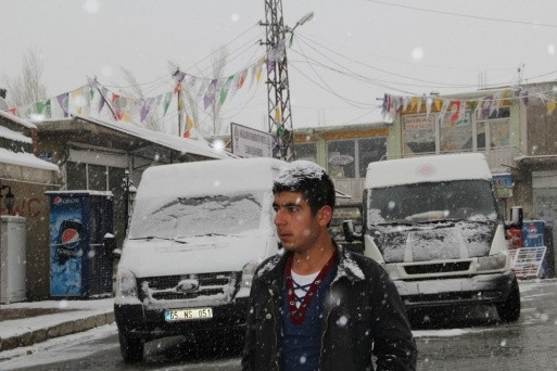 Nisan bitiyor kar bitmiyor