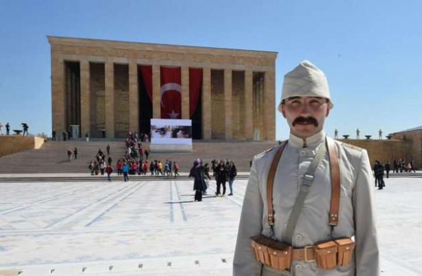 Anıtkabir'de asker Çanakkale üniforması giydi