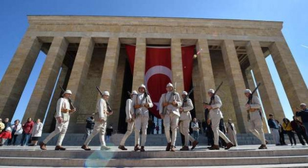 Anıtkabir'de asker Çanakkale üniforması giydi