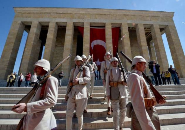 Anıtkabir'de asker Çanakkale üniforması giydi