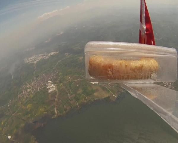 Balonla atmosfere börek gönderdi