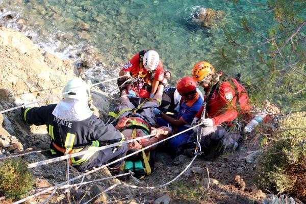 Uçurum kıyısında asılı kaldı, kalp masajıyla hayata döndürüldü