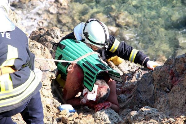 Uçurum kıyısında asılı kaldı, kalp masajıyla hayata döndürüldü