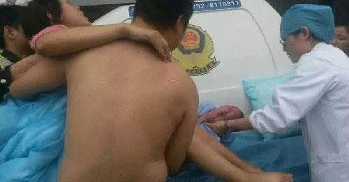 Polis yol kenarındaki hamile kadına yardım etti