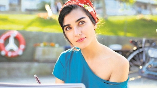 Tuba Büyüküstün güzelliğiyle ders konusu oldu !
