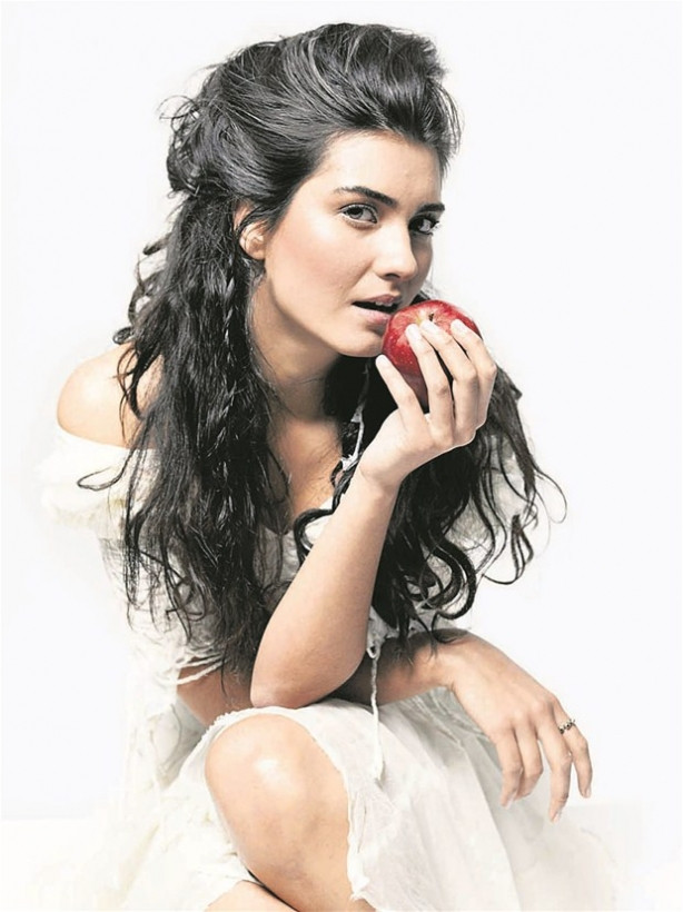 Tuba Büyüküstün güzelliğiyle ders konusu oldu !