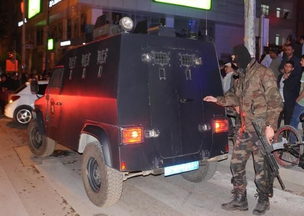 Cezaevinden izinli çıktı, bıçakla arkadaşını rehin aldı