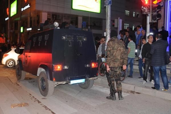 Cezaevinden izinli çıktı, bıçakla arkadaşını rehin aldı