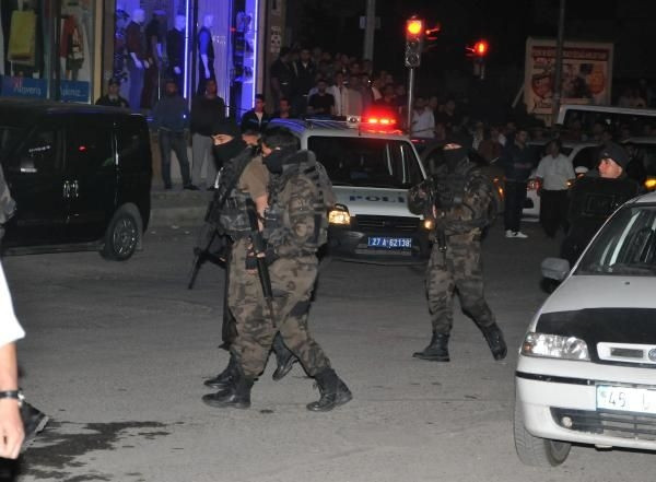 Cezaevinden izinli çıktı, bıçakla arkadaşını rehin aldı