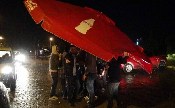Ünlü şarkıcının konserinde sahne çöktü