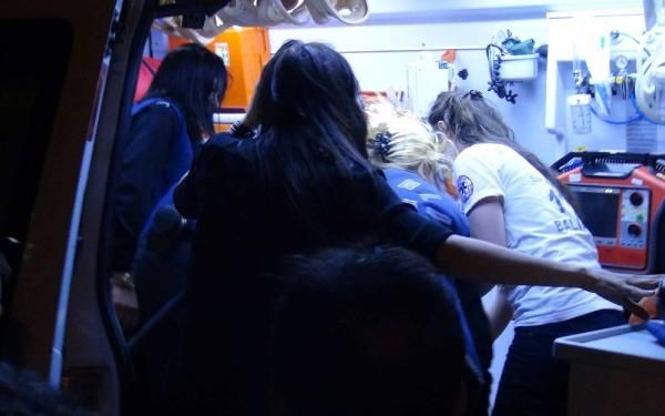 Ünlü şarkıcının konserinde sahne çöktü