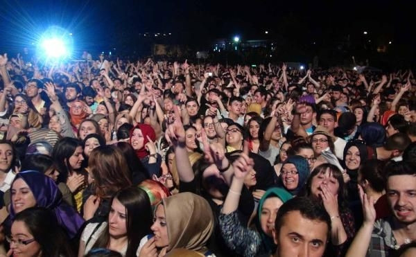 Ünlü şarkıcının konserinde sahne çöktü