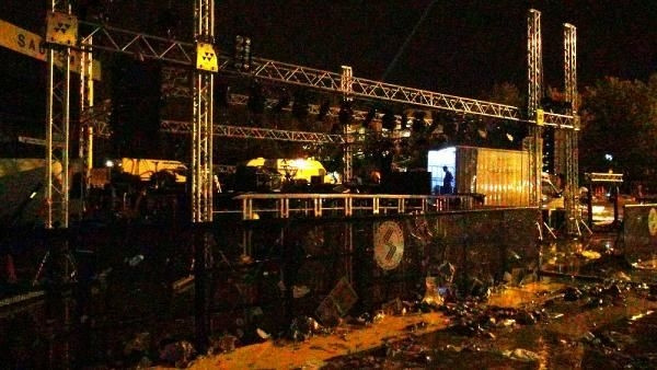 Ünlü şarkıcının konserinde sahne çöktü