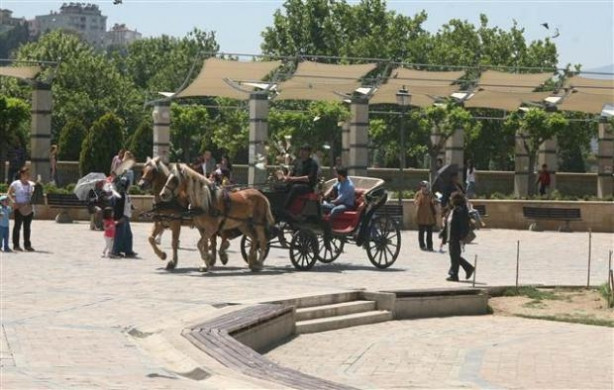 Para saçtı herkes hücum etti