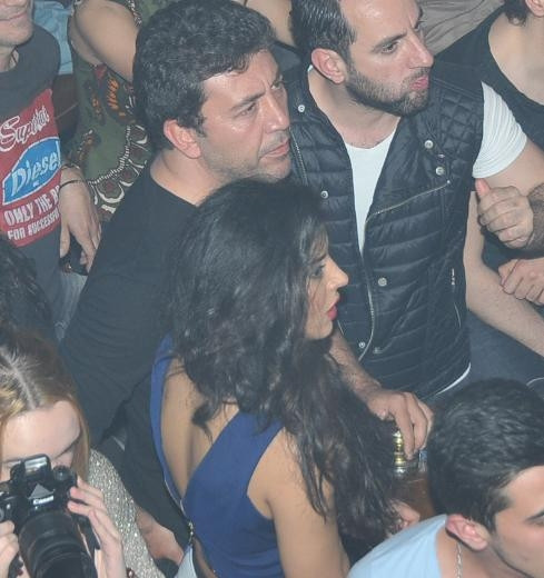 Emre Kınay ve gizemli arkadaşı