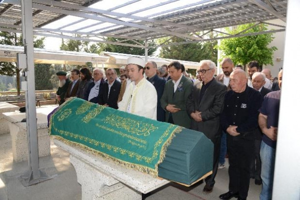 Şener Şen annesini son yolculuğuna uğurladı
