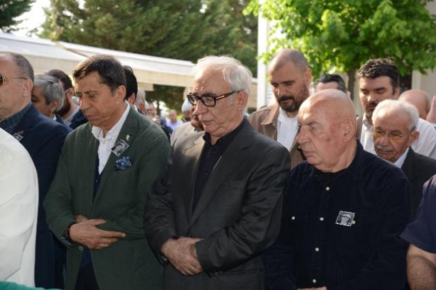 Şener Şen annesini son yolculuğuna uğurladı