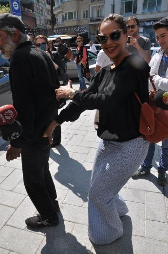 Hülya Avşar dilenci adamın poposuna vurdu